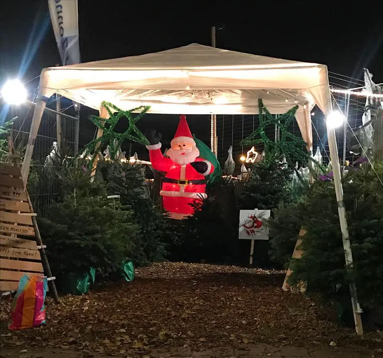 Het team van KerstboomThuis.nl op de standplaats in Zoetermeer